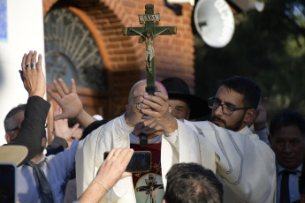 San Luis, Argentina.- En las fotos tomadas el 3 de mayo del 2023, muestra las máximas festividades religiosas de San Luis, que finalizaron en las localidades de Villa de la Quebrada y Renca, consagradas a los Cristos Milagrosos que se veneran en cada lugar, en las que se congregaron más de 200 mil personas desde que comenzaron las novenas el 28 de abril hasta este 3 de mayo, día central de los festejos en ambas localidades.