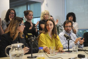 Buenos Aires, Argentina.- En las fotos tomadas el 13 de mayo del 2023, Thelma Fardín (centro) compareció en rueda de prensa en las oficinas de Amnistía Internacional en Buenos Aires, después de que la Justicia brasileña absolviera al actor argentino Juan Darthés en la causa por violación contra su ex colega Fardín. El fallo, difundido por la defensa de Darthés, sostiene que “existe duda sobre la ocurrencia o no de la conjunción carnal” y esa duda hizo que el juzgado resolviera a favor del imputado.