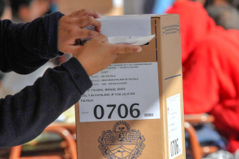 Jujuy, Argentina.- En las fotos tomadas el 7 de mayo del 2023, argentinos emitieron su voto en las elecciones locales en Jujuy. Los candidatos oficialistas ganaron las elecciones locales a gobernador que se llevaron a cabo este domingo en las provincias de Misiones, La Rioja y Jujuy, que se ubican en el norte de Argentina, según el recuento provisional de los votos.