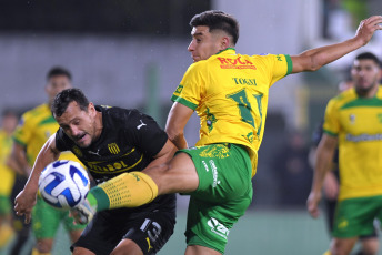 Buenos Aires, Argentina.- En las fotos tomadas el 4 de mayo del 2023, durante el partido entre Defensa y Justicia y Peñarol en el estadio Norberto “Tito” Tomaghello por la tercera fecha del Grupo F de la Copa Sudamericana. Defensa y Justicia goleó 4-1 a Peñarol de Montevideo golpeando en los momentos justos y tres de sus tantos fueron golazos. Su segundo triunfo en el tornero lo acomodó en su zona.