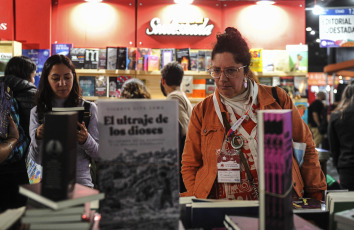 Buenos Aires, Argentina.- En las fotos tomadas el 5 de mayo del 2023, argentinos visitan la Feria del Libro de Buenos Aires en La Rural. Continúa la 47° edición de la Feria Internacional del Libro de Buenos Aires, el mayor acontecimiento cultural argentino y de gran resonancia en Latinoamérica. Tras un 2022 histórico, que batió récords y tuvo la visita de más de 1.300.000 lectores, la Feria tiene un cronograma mayor al de la última edición, ya que cuenta con más de 2.000 actividades -500 más-, durante las casi tres semanas de exposición.