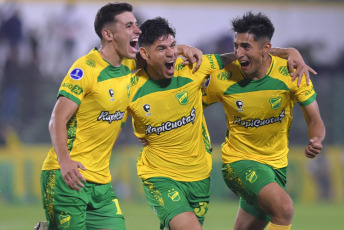 Buenos Aires, Argentina.- En las fotos tomadas el 4 de mayo del 2023, durante el partido entre Defensa y Justicia y Peñarol en el estadio Norberto “Tito” Tomaghello por la tercera fecha del Grupo F de la Copa Sudamericana. Defensa y Justicia goleó 4-1 a Peñarol de Montevideo golpeando en los momentos justos y tres de sus tantos fueron golazos. Su segundo triunfo en el tornero lo acomodó en su zona.