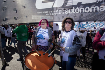 Buenos Aires, Argentina.- En las fotos tomadas el 1 de mayo del 2023, organizaciones sociales de Argentina conmemoraron este lunes el Día del Trabajador con actos y ollas populares contra los condicionamientos de un acuerdo con el Fondo Monetario Internacional (FMI) y reclamar medidas que morigeren los efectos de la inflación. Los actos del 1 de Mayo sirvieron también para expresar el rechazo a las reformas laborales que han prometido impulsar varios de los precandidatos presidenciales de la oposición de derecha.