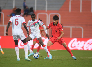 Mendoza, Argentina.- En las fotos tomadas el 28 de mayo del 2023, durante el partido entre Gambia y Corea del Sur en el estadio Malvinas Argentinas de Mendoza por la tercera y última fecha del grupo F del Mundial Sub-20. Gambia y Corea del Sur empataron 0-0, por lo que ambos equipos quedaron clasificados a los octavos de final, donde Gambia enfrentará a Uruguay y Corea del Sur lo hará con Ecuador.