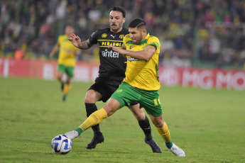 Buenos Aires, Argentina.- En las fotos tomadas el 4 de mayo del 2023, durante el partido entre Defensa y Justicia y Peñarol en el estadio Norberto “Tito” Tomaghello por la tercera fecha del Grupo F de la Copa Sudamericana. Defensa y Justicia goleó 4-1 a Peñarol de Montevideo golpeando en los momentos justos y tres de sus tantos fueron golazos. Su segundo triunfo en el tornero lo acomodó en su zona.