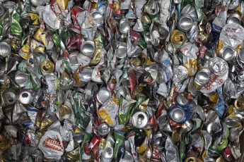 Buenos Aires, Argentina.- En las fotos tomadas el 17 de mayo del 2023, argentinos trabajan en una planta de reciclaje en Buenos Aires, Argentina. La contaminación por plásticos en el mundo podría reducirse en un 80 % si los gobiernos desarrollan una serie de "cambios profundos" legislativos y legales propuestos en un nuevo informe publicado por el Programa de las Naciones Unidas para el Medio Ambiente (Pnuma), con sede en Nairobi.