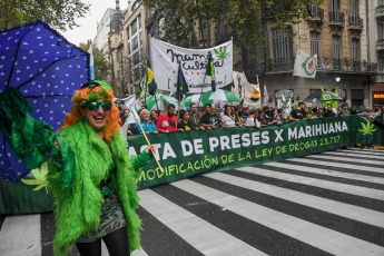 Buenos Aires, Argentina.- En las fotos tomadas el 6 de mayo del 2023, asociaciones de cultivadores y usuarios de marihuana participaron de la versión local de la 14° Marcha Mundial de la Marihuana, con una movilización desde Plaza de Mayo al Congreso para reclamar por la despenalización y que deje de haber personas presas por cultivar.