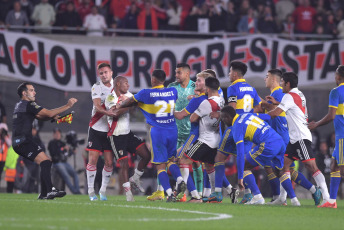 Buenos Aires, Argentina.- En las fotos tomadas el 7 de mayo del 2023, durante el partido entre River Plate y Boca Juniors por la fecha 15 de la Liga Profesional de Fútbol, en el Monumental ante más de 83 mil personas. River se impuso por 1 a 0 a un gol de Miguel Borja y sigue firme en lo más alto de la Liga Profesional con 37 unidades, sacándole 19 puntos a su clásico rival.