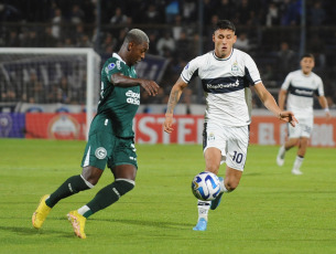 La Plata, Argentina.- En las fotos tomadas el 4 de mayo del 2023, durante el encuentro entre Gimnasia y Esgrima La Plata y Goiás de Brasil en el EstadioJuan Carmelo Zerillo en La Plata, Argentina. Gimnasia perdió 2-0 con el Goiás y luego de su tercera derrota seguida quedó muy comprometido para poder continuar en la Copa Sudamericana. El equipo brasileño marcó por medio de dos tantos de penal de Vinicius y Matheus Peixoto.