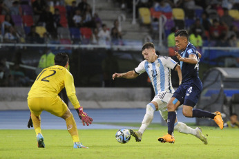 Santiago del Estero, Argentina.- En las fotos tomadas el 23 de mayo del 2023, durante el partido entre Argentina y Guatemala en el estadio Madre de Ciudades de Santiago del Estero por la fecha 2 del Grupo A del Mundial Sub 20. Argentina derrotó 3-0 a Guatemala, consiguiendo su segundo triunfo en la competición, luego de vencer en la primera jornada a Uzbekistán por 2-1. Los goles de la ‘Albiceleste’ fueron anotados por Alejo Veliz (17′), Luka Romero (65′) y Maximo Perrone (90+8′).