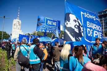 Buenos Aires, Argentina.- En las fotos tomadas el 1 de mayo del 2023, organizaciones sociales de Argentina conmemoraron este lunes el Día del Trabajador con actos y ollas populares contra los condicionamientos de un acuerdo con el Fondo Monetario Internacional (FMI) y reclamar medidas que morigeren los efectos de la inflación. Los actos del 1 de Mayo sirvieron también para expresar el rechazo a las reformas laborales que han prometido impulsar varios de los precandidatos presidenciales de la oposición de derecha.