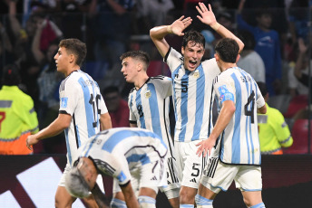 Santiago del Estero, Argentina.- En las fotos tomadas el 23 de mayo del 2023, durante el partido entre Argentina y Guatemala en el estadio Madre de Ciudades de Santiago del Estero por la fecha 2 del Grupo A del Mundial Sub 20. Argentina derrotó 3-0 a Guatemala, consiguiendo su segundo triunfo en la competición, luego de vencer en la primera jornada a Uzbekistán por 2-1. Los goles de la ‘Albiceleste’ fueron anotados por Alejo Veliz (17′), Luka Romero (65′) y Maximo Perrone (90+8′).