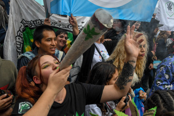 Buenos Aires, Argentina.- En las fotos tomadas el 6 de mayo del 2023, asociaciones de cultivadores y usuarios de marihuana participaron de la versión local de la 14° Marcha Mundial de la Marihuana, con una movilización desde Plaza de Mayo al Congreso para reclamar por la despenalización y que deje de haber personas presas por cultivar.