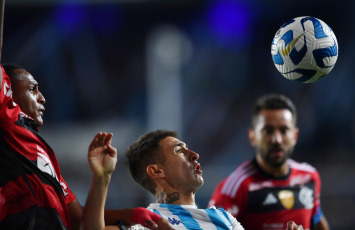 Buenos Aires, Argentina.- In the photos taken on May 4, 2023, during the match between Racing Club and Jorge Sampaoli's Flamengo at the Cilindro de Avellaneda. Racing drew 1-1 with Flamengo and maintains the leadership of Group A of the Copa Libertadores de América with 7 points. At the end of the first half, Gabriel Barbosa opened the score for Mengao and Nicolás Oroz equalized it at 74, with a free kick.