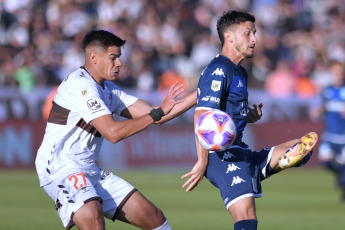 Buenos Aires, Argentina.- In the photos taken on May 14, 2023, during the match between Platense and Racing for matchday 16 of the Argentine Professional League at the Ciudad de Vicente López Stadium. Platense beat Racing 3-0 at home, with goals from Gonzalo Valdivia (after 5 minutes), Ronaldo Martínez (at 24 minutes) and Nicolás Servetto (at 96 minutes). On the next date, Racing will face Vélez, while Platense will have River as a rival.