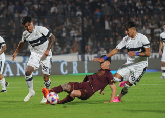 La Plata, Argentina.- En las fotos tomadas el 15 de mayo del 2023, durante el partido entre Gimnasia y Lanús en un partido de la jornada 16 de la Liga Profesional Argentina en el Estadio Juan Carmelo Zerillo. Gimnasia venció por 1-0 a Lanús como local con un gol de Maximiliano Comba, a los 92 minutos. En la próxima fecha, Gimnasia se medirá con Godoy Cruz, mientras que Lanús tendrá como rival a Newell’s.