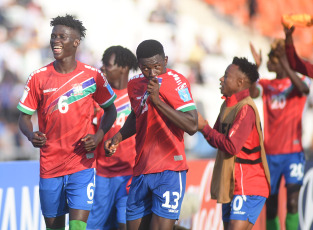 Mendoza, Argentina.- En las fotos tomadas el 25 de mayo del 2023, durante el partido entre Francia y Gambia en un encuentro correspondiente a la jornada 2 del Mundial Sub-20 en el Estadio Malvinas Argentinas. Gambia venció 2-1 a Francia y quedó como único líder del Grupo F con seis puntos. Además, con este puntaje, Gambia consiguió pasar a octavos de final del Mundial Sub-20.