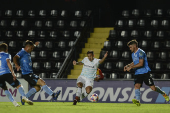 Santa Fe, Argentina.- En las fotos tomadas el 16 de mayo del 2023, Atlético Tucumán y Estudiantes de Río Cuarto, de la Primera Nacional, se enfrentaron en Santa Fe en un partido válido por los 32avos de final de la Copa Argentina. Estudiantes de Río Cuarto, venció 3-1 a Atlético Tucumán y pasó a los 16avos de la Copa Argentina. Ahora, se medirá en la siguiente instancia con el ganador de Banfield y Argentino de Merlo.