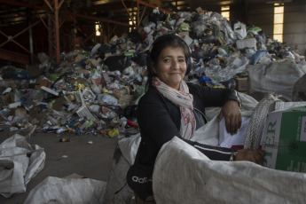 Buenos Aires, Argentina.- En las fotos tomadas el 17 de mayo del 2023, argentinos trabajan en una planta de reciclaje en Buenos Aires, Argentina. La contaminación por plásticos en el mundo podría reducirse en un 80 % si los gobiernos desarrollan una serie de "cambios profundos" legislativos y legales propuestos en un nuevo informe publicado por el Programa de las Naciones Unidas para el Medio Ambiente (Pnuma), con sede en Nairobi.