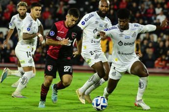 Rosario, Argentina.- En las fotos tomadas el 2 de mayo del 2023, durante el encuentro entre Newell’s y Santos en el estadio Coloso Marcelo Bielsa en Rosario, Argentina. Newell’s venció 1-0 al Santos de Brasil y se consolidó en la punta del Grupo E luego de tres fechas de la Copa Sudamericana, llegando a 9 unidades con un puntaje perfecto y la valla invicta