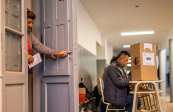 La Rioja, Argentina.- En las fotos tomadas el 7 de mayo del 2023, argentinos asistieron a los centros de votación para elegir gobernador, legisladores e intendentes municipales. La Corte Suprema de Justicia de Argentina suspendió los comicios para gobernador y vicegobernador previstos para este domingo (14) en las provincias de Tucumán y San Juan. Los votantes de ambos distritos suman el 5,3