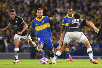 Buenos Aires, Argentina.- En las fotos tomadas el 14 de mayo del 2023, durante el partido entre Boca Juniors y Belgrano por la fecha 16 de la Liga Profesional Argentina en La Bombonera. Boca venció 2-0 a Belgrano y logró su objetivo de reponerse de la caída ante River por 1-0 en el Superclásico. El Xeneize sumó de a tres pese a estar lejos de la cima.