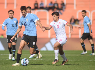 Mendoza, Argentina.- En las fotos tomadas el 28 de mayo del 2023, durante el partido entre Túnez y Uruguay en la última fecha del grupo E del Mundial sub-20, en el estadio Malvinas Argentinas en Mendoza. Uruguay logró vencer 1-0 a Túnez con un penal de Franco González (90+3'). De esta forma, el conjunto latinoamericano se aseguró el pase a los octavos de final como segundo de su serie.