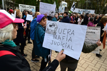 Rosario, Argentina.- En las fotos tomadas el 11 de mayo del 2023, organizaciones políticas, sindicales, estudiantiles y sociales repudiaron en la plaza 25 de Mayo de Rosario, durante la tradicional ronda de las Madres, las resoluciones de la Corte Suprema de Justicia que suspenden dos elecciones provinciales del próximo domingo al considerar que el máximo tribunal "operativa políticamente para la oposición".