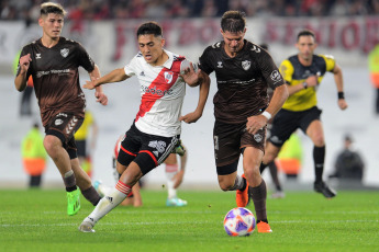 Buenos Aires, Argentina.- En las fotos tomadas el 21 de marzo del 2023, durante el partido entre River Plate y Platense en el Estadio Monumental por la jornada 17 de la Liga Profesional Argentina. River superó 2-1 a Platense y defendió su ventaja en la cima del Torneo de la Liga. Con goles de Miguel Borja y Nacho Fernandez, el equipo de Martín Demichelis quedó a cinco puntos de San Lorenzo en lo más alto de la tabla de posiciones.