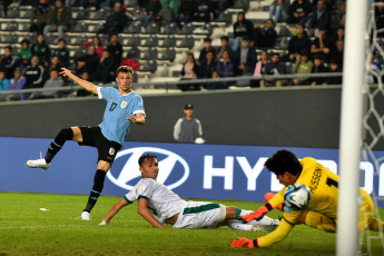 La Plata, Argentina.- En las fotos tomadas el 22 de mayo del 2023, durante el partido entre Uruguay e Irak en un encuentro disputado en el Estadio Único 'Diego Armando Maradona' de La Plata. Uruguay se estrenó en el Mundial Sub 20 de Argentina con una goleada de 4-0 sobre Irak, catapultándolo hacia la cima del Grupo E. Matías Abaldo, Andrés Ferrari, Facundo González y Alan Matturro, marcaron los goles que le dieron los primeros tres puntos a los dirigidos por Marcelo Broli.