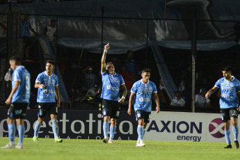 Santa Fe, Argentina.- En las fotos tomadas el 16 de mayo del 2023, Atlético Tucumán y Estudiantes de Río Cuarto, de la Primera Nacional, se enfrentaron en Santa Fe en un partido válido por los 32avos de final de la Copa Argentina. Estudiantes de Río Cuarto, venció 3-1 a Atlético Tucumán y pasó a los 16avos de la Copa Argentina. Ahora, se medirá en la siguiente instancia con el ganador de Banfield y Argentino de Merlo.