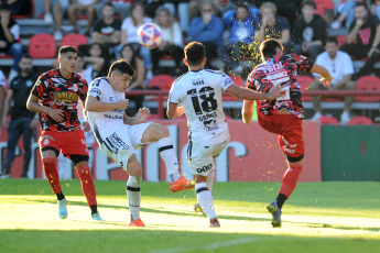 Buenos Aires, Argentina.- En las fotos tomadas el 15 de mayo del 2023, durante el partido entre Barracas Central y Central Córdoba de Santiago del Estero en el estadio "Claudio 'Chiqui' Tapia, en uno de los partidos de la Liga Profesional de Fútbol (LPF). Barracas empató ante Central Córdoba. El "ferroviario" comenzó ganando con los goles de Lucas Gamba (13') y Facundo Castelli (37'), mientras que Iván Tapia (59'), de penal, y Franco Frías (88') igualó para el "guapo".