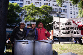 Buenos Aires, Argentina.- En las fotos tomadas el 1 de mayo del 2023, organizaciones sociales de Argentina conmemoraron este lunes el Día del Trabajador con actos y ollas populares contra los condicionamientos de un acuerdo con el Fondo Monetario Internacional (FMI) y reclamar medidas que morigeren los efectos de la inflación. Los actos del 1 de Mayo sirvieron también para expresar el rechazo a las reformas laborales que han prometido impulsar varios de los precandidatos presidenciales de la oposición de derecha.