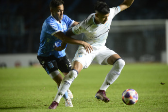 Santa Fe, Argentina.- En las fotos tomadas el 16 de mayo del 2023, Atlético Tucumán y Estudiantes de Río Cuarto, de la Primera Nacional, se enfrentaron en Santa Fe en un partido válido por los 32avos de final de la Copa Argentina. Estudiantes de Río Cuarto, venció 3-1 a Atlético Tucumán y pasó a los 16avos de la Copa Argentina. Ahora, se medirá en la siguiente instancia con el ganador de Banfield y Argentino de Merlo.