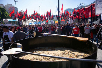 Buenos Aires, Argentina.- En las fotos tomadas el 1 de mayo del 2023, organizaciones sociales de Argentina conmemoraron este lunes el Día del Trabajador con actos y ollas populares contra los condicionamientos de un acuerdo con el Fondo Monetario Internacional (FMI) y reclamar medidas que morigeren los efectos de la inflación. Los actos del 1 de Mayo sirvieron también para expresar el rechazo a las reformas laborales que han prometido impulsar varios de los precandidatos presidenciales de la oposición de derecha.