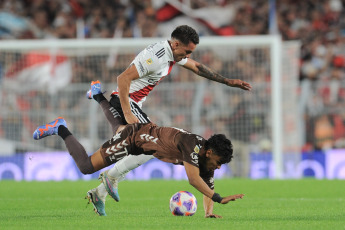 Buenos Aires, Argentina.- En las fotos tomadas el 21 de marzo del 2023, durante el partido entre River Plate y Platense en el Estadio Monumental por la jornada 17 de la Liga Profesional Argentina. River superó 2-1 a Platense y defendió su ventaja en la cima del Torneo de la Liga. Con goles de Miguel Borja y Nacho Fernandez, el equipo de Martín Demichelis quedó a cinco puntos de San Lorenzo en lo más alto de la tabla de posiciones.