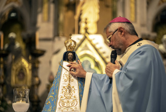 Luján, Argentina.- En las fotos tomadas el 3 de mayo del 2023, muestra el nuevo manto de la imagen de Nuestra Señora de Luján, que incluye en su bordado tres estrellas doradas como "un reconocimiento a la victoria obtenida por la selección argentina de fútbol en el último Mundial", y fuentes de la Basílica agregaron que con ello buscaron "unir el factor cristiano" con la "religiosidad popular".