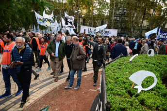 Rosario, Argentina.- En las fotos tomadas el 11 de mayo del 2023, organizaciones políticas, sindicales, estudiantiles y sociales repudiaron en la plaza 25 de Mayo de Rosario, durante la tradicional ronda de las Madres, las resoluciones de la Corte Suprema de Justicia que suspenden dos elecciones provinciales del próximo domingo al considerar que el máximo tribunal "operativa políticamente para la oposición".