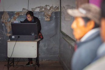 Salta, Argentina.- En las fotos tomadas el 14 de mayo del 2023, argentinos asistieron a las urnas para participar de las elecciones locales en Salta. Los comicios provinciales que se desarrollaron en Salta, La Pampa, Tierra del Fuego y San Juan concluyeron con la victoria del oficialismo y una amplia participación popular. Los gobernadores Gustavo Sáenz (Salta), Sergio Ziliotto (La Pampa) y Gustavo Melella (Tierra del Fuego) fueron reelectos.