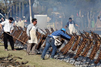 Mendoza, Argentina.- En las fotos tomadas el 5 de mayo del 2023, mendocinos y turistas participan de la Fiesta de la Ganadería en Mendoza, Argentina. Con anuncios de mejoras en las comunicaciones para el sector ganadero se inauguró la 42da. "Fiesta Nacional de la Ganadería de Zonas Áridas", el más grande evento festivo del oeste argentino que se extenderá hasta el domingo 7 de mayo, con variadas actividades socio productivas.