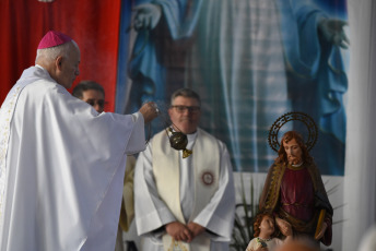 Paraná, Argentina.- En las fotos tomadas el 1 de mayo del 2023, presidida por Monseñor Puiggari, la Iglesia católica celebró la Fiesta de San José Obrero, patrono de los trabajadores. Con dos feriados nacionales, uno de ellos extendido con fines turísticos, mayo propone diversas actividades tradicionalistas para conmemorar un nuevo aniversario de la Revolución de 1810 y diversas celebraciones patronales como la Fiesta Nacional del Gaucho, en Salta, o la santiagueña del Señor de los Milagros de Mailín, entre otras exposiciones, maratones y concursos de pesca.