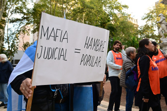 Rosario, Argentina.- En las fotos tomadas el 11 de mayo del 2023, organizaciones políticas, sindicales, estudiantiles y sociales repudiaron en la plaza 25 de Mayo de Rosario, durante la tradicional ronda de las Madres, las resoluciones de la Corte Suprema de Justicia que suspenden dos elecciones provinciales del próximo domingo al considerar que el máximo tribunal "operativa políticamente para la oposición".