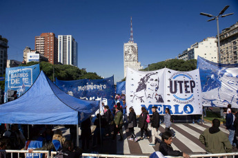 Buenos Aires, Argentina.- En las fotos tomadas el 1 de mayo del 2023, organizaciones sociales de Argentina conmemoraron este lunes el Día del Trabajador con actos y ollas populares contra los condicionamientos de un acuerdo con el Fondo Monetario Internacional (FMI) y reclamar medidas que morigeren los efectos de la inflación. Los actos del 1 de Mayo sirvieron también para expresar el rechazo a las reformas laborales que han prometido impulsar varios de los precandidatos presidenciales de la oposición de derecha.