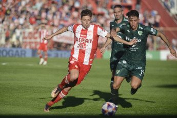 Santa Fe, Argentina.- En las fotos tomadas el 15 de mayo del 2023, durante el partido entre Sarmiento y Union en la jornada 16 de la Liga Profesional Argentina en el Estadio 15 de Abril. Sarmiento venció por 2-0 a Union como visitante, con goles de Javier Toledo (a los 17, 54 minutos). En la próxima fecha, Union se medirá con Central Córdoba, mientras que Sarmiento tendrá como rival a Huracán.