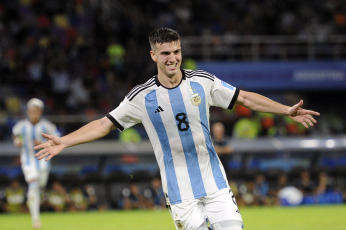 Santiago del Estero, Argentina.- En las fotos tomadas el 23 de mayo del 2023, durante el partido entre Argentina y Guatemala en el estadio Madre de Ciudades de Santiago del Estero por la fecha 2 del Grupo A del Mundial Sub 20. Argentina derrotó 3-0 a Guatemala, consiguiendo su segundo triunfo en la competición, luego de vencer en la primera jornada a Uzbekistán por 2-1. Los goles de la ‘Albiceleste’ fueron anotados por Alejo Veliz (17′), Luka Romero (65′) y Maximo Perrone (90+8′).