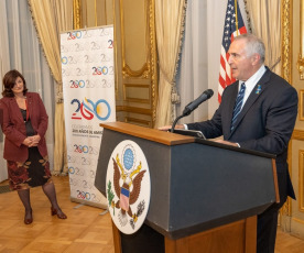 Buenos Aires, Argentina.- En las fotos tomadas el 8 de mayo del 2023, la ministra de trabajo, Raquel Olmos (izquierda), junto al embajador de Estados Unidos en Argentina, Marc Stanley (derecha), anfitriones de un encuentro en la Embajada de Estados Unidos en Argentina, en el ámbito del Diálogo Laboral Argentina-Estados Unidos que llevarán adelante ambos países en el marco de MPower, una iniciativa que reafirma la perspectiva compartida sobre la importancia de los derechos de las y los trabajadores en el marco de las celebraciones por los 200 años de amistad entre ambos países.