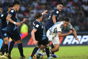 Santiago del Estero, Argentina.- En las fotos tomadas el 23 de mayo del 2023, durante el partido entre Argentina y Guatemala en el estadio Madre de Ciudades de Santiago del Estero por la fecha 2 del Grupo A del Mundial Sub 20. Argentina derrotó 3-0 a Guatemala, consiguiendo su segundo triunfo en la competición, luego de vencer en la primera jornada a Uzbekistán por 2-1. Los goles de la ‘Albiceleste’ fueron anotados por Alejo Veliz (17′), Luka Romero (65′) y Maximo Perrone (90+8′).