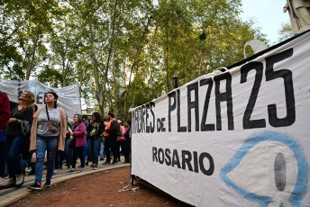 Rosario, Argentina.- En las fotos tomadas el 11 de mayo del 2023, organizaciones políticas, sindicales, estudiantiles y sociales repudiaron en la plaza 25 de Mayo de Rosario, durante la tradicional ronda de las Madres, las resoluciones de la Corte Suprema de Justicia que suspenden dos elecciones provinciales del próximo domingo al considerar que el máximo tribunal "operativa políticamente para la oposición".