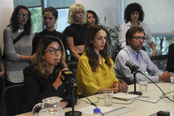 Buenos Aires, Argentina.- En las fotos tomadas el 13 de mayo del 2023, Thelma Fardín (centro) compareció en rueda de prensa en las oficinas de Amnistía Internacional en Buenos Aires, después de que la Justicia brasileña absolviera al actor argentino Juan Darthés en la causa por violación contra su ex colega Fardín. El fallo, difundido por la defensa de Darthés, sostiene que “existe duda sobre la ocurrencia o no de la conjunción carnal” y esa duda hizo que el juzgado resolviera a favor del imputado.