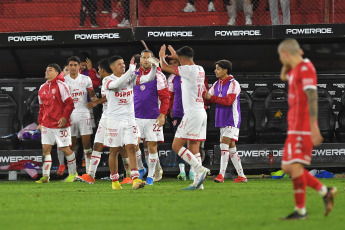 Buenos Aires, Argentina.- En las fotos tomadas el 29 de mayo del 2023, durante el partido entre Union y Huracán en un encuentro por la jornada 18 de la Liga Profesional Argentina en el Estadio Tomás Adolfo Ducó. Union venció por 1-0 a Huracán con un gol de Mauro Luna Diale, a los 22 minutos. En la próxima fecha, Huracán se medirá con Central Córdoba, mientras que Union tendrá como rival a Gimnasia.